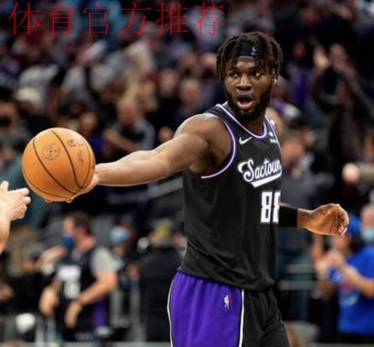 奎塔持球杀入内线双手砸扣，扣篮完成前还吐出舌头庆祝